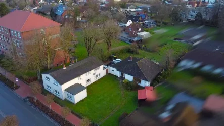 Luftbild  - Haus kaufen in Lunden - Attraktives Immobilienensemble: Mehrfamilienhaus mit separatem Bungalow im Herzen von Lunden