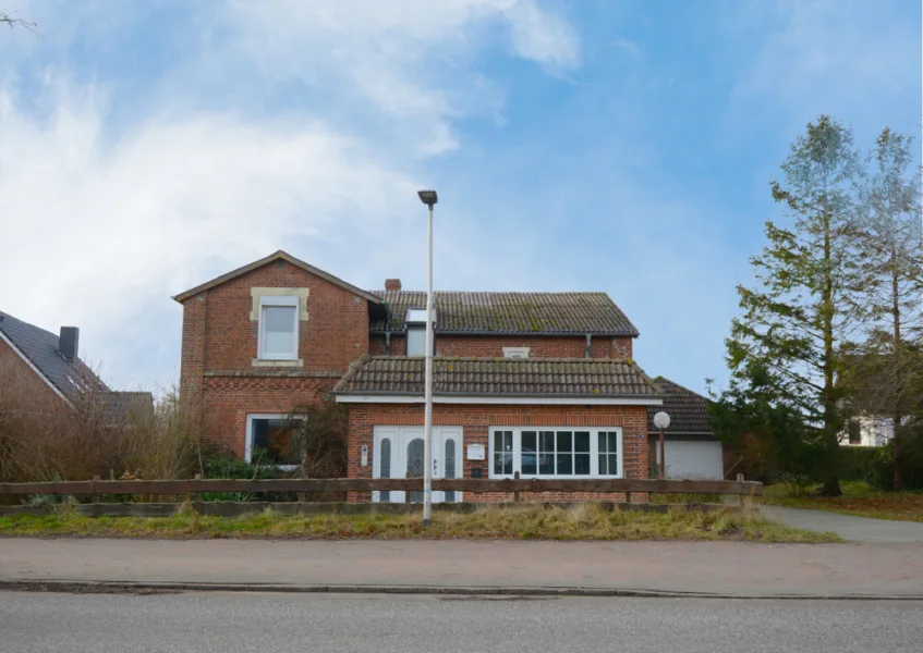 Außenansicht   - Haus kaufen in Hemmingstedt - Einfamilienhaus mit Einliegerwohnung und genehmigtem Gewerbelagerraum