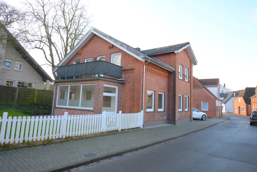 Außenansicht - Wohnung mieten in Wesselburen - Sanierte Erdgeschosswohnung mit Garten in zentraler Lage in Wesselburen