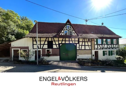 Vorderansicht des Hauses - Haus kaufen in Reutlingen - Charmantes Fachwerkhaus in besonderer Halbhöhenlage von Bronnweiler