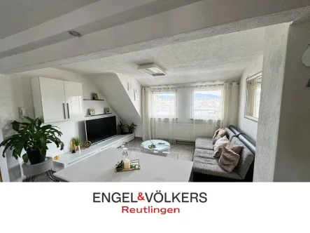 Gemütliches Wohn- und Esszimmer - Wohnung kaufen in Reutlingen - Helle Maisonette-Wohnung mit Weitblick und Gemeinschaftsgarten