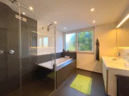 Stilvoll saniertes Badezimmer mit großer begehbarer Dusche