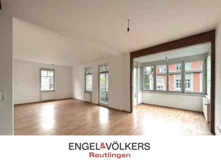 Großzügiger Wohn- und Essbereich mit Zugang zum Balkon - Wohnung mieten in Reutlingen - Charmante Wohnung in zentrumsnaher Lage von Reutlingen