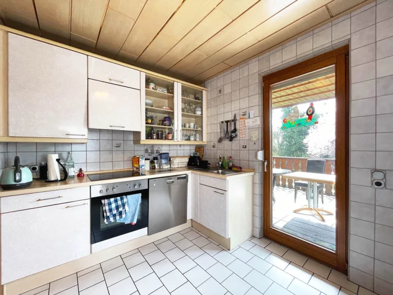 Küche mit Balkonzugang