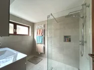 Modernisiertes Badezimmer der OG-Wohnung