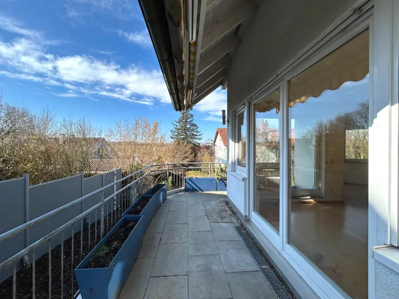 Sonniger, über Eck laufender Balkon mit herrlichem Blick ins Grüne