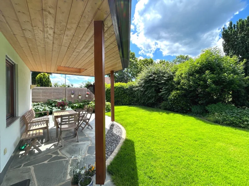 Überdachte, sonnenverwöhnte Terrasse  mit Blick in den hochwertig angelegten