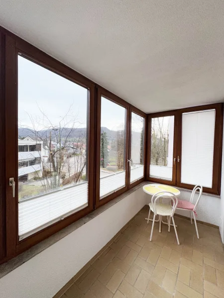 Gemütliche Loggia mit Blick in die Natur