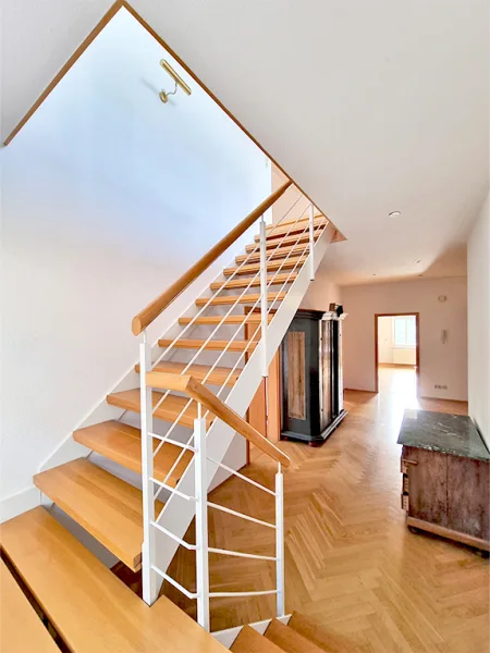 Treppe in den oberen Tail der Maisonette-Wohnung