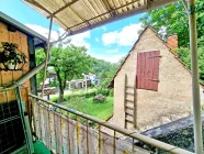 Aussicht vom Balkon mit Blick in den Garten und auf das Nebengelass