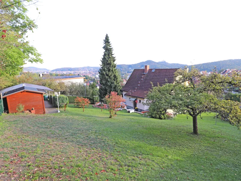 Garten mit Blick auf das Haus und die Wartburg