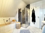 Badezimmer mit bodentiefer Dusche