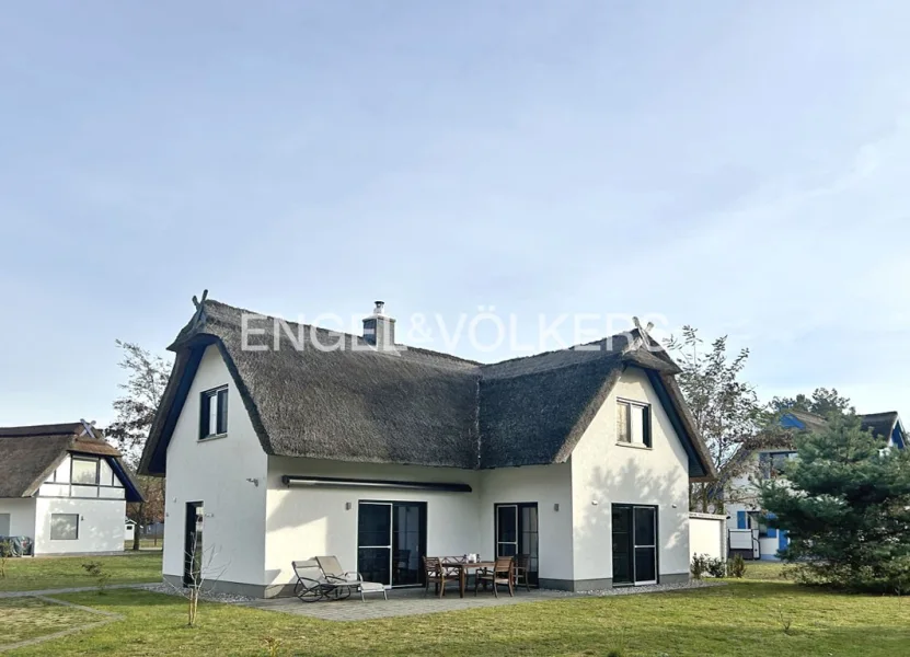 Gebäudeansicht - Haus kaufen in Zirchow - Ferienhaus unter Reet im Fischerdorf Zirchow