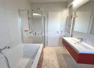 Badezimmer mit Badewanne