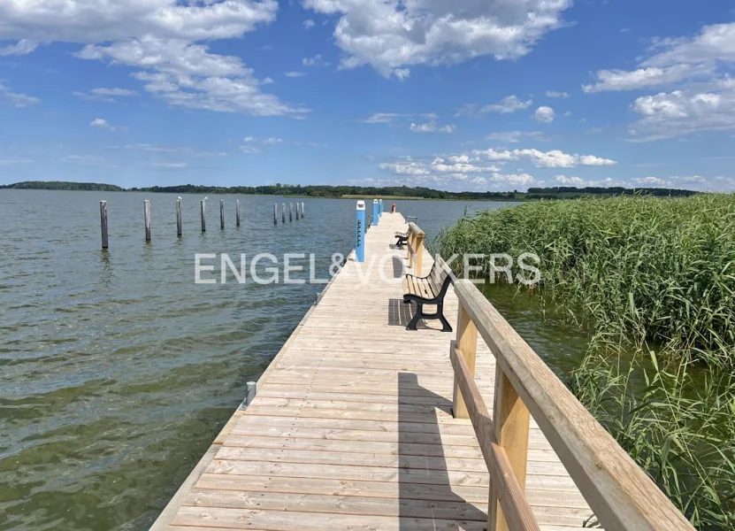 Bootssteg mit Blick auf das Achterwasser