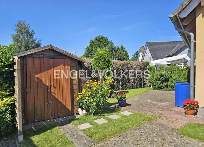 Gartenhaus mit Blick auf die Terrasse