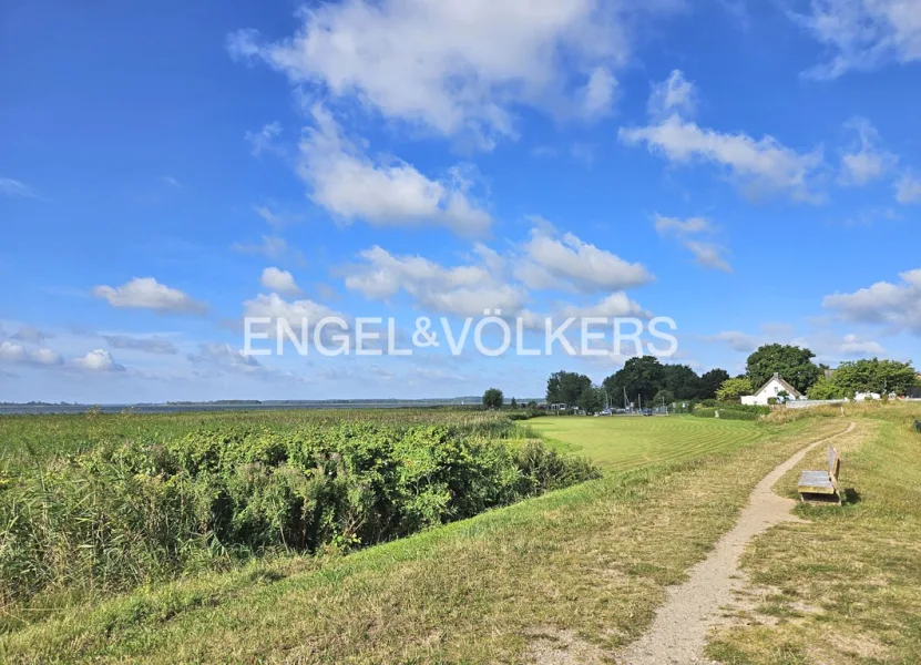 Deichwanderweg am Achterwasser zum kleinen Hafen