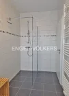 Badezimmer mit ebenerdiger Dusche