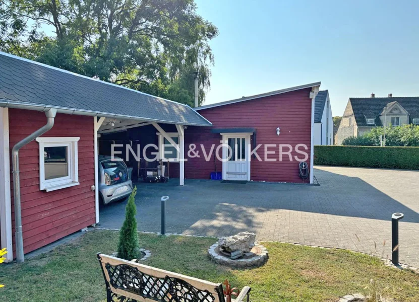 Ansicht des Carport und der angrenzenden Garage