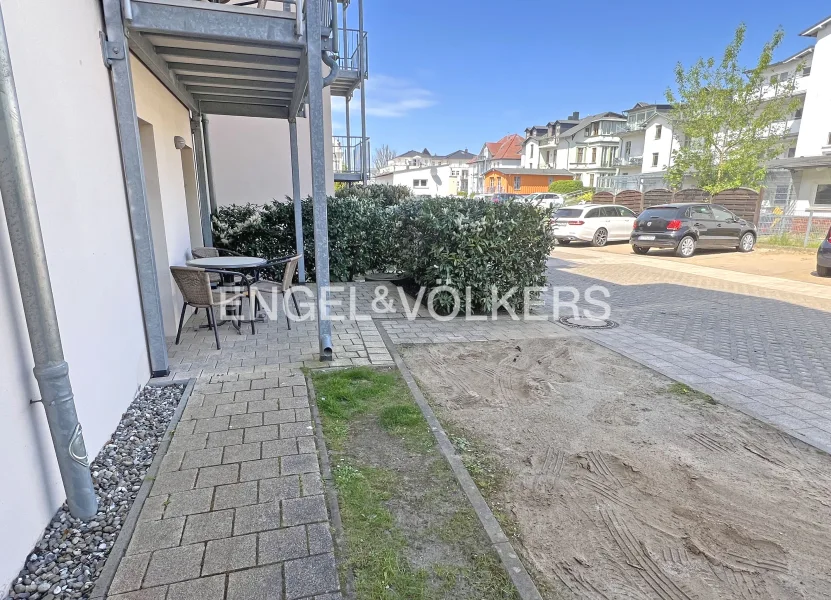 Terrasse mit Parkplatz