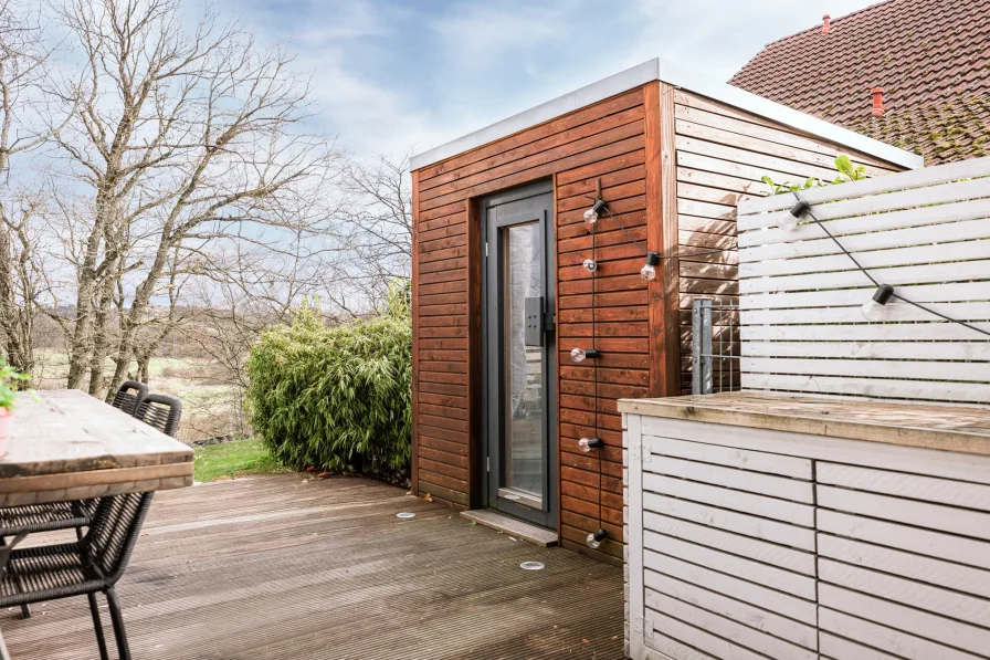 Große Holzterrasse mit Gartensauna