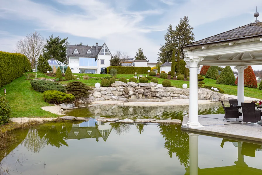 Badeteich mit Sandstrand und Springbrunnen