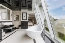Luxus Pur - Versace Bad mit freistehender Badewanne en suite zum Schlafzimmer