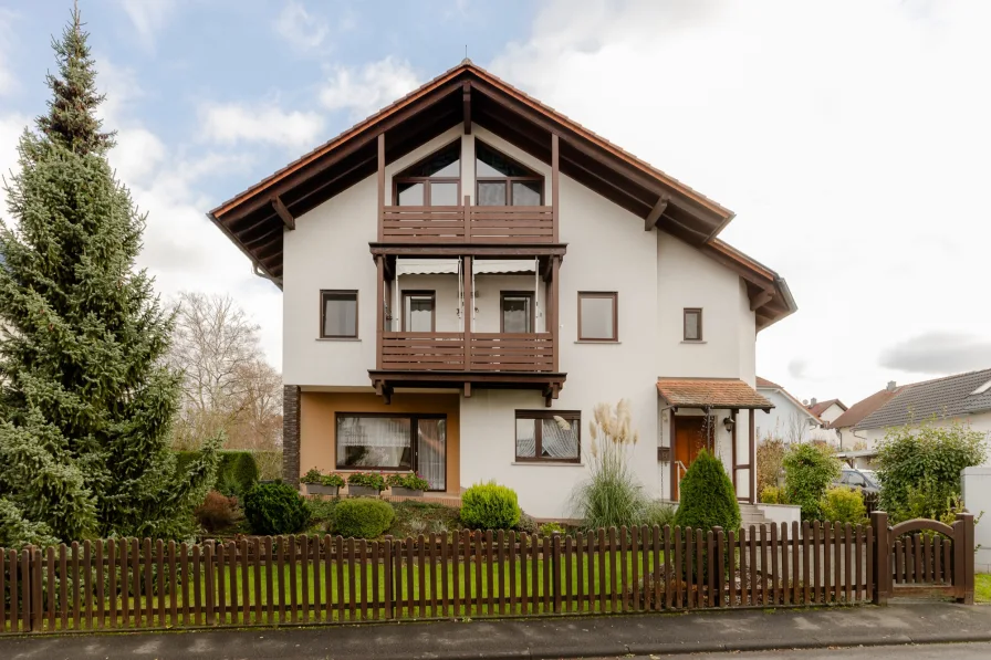 Vorderansicht mit Eingang zur Wohnung im OG