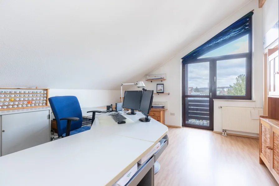 Büro mit Zugang zum Balkon 