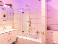 Badezimmer mit integrierter LED Beleuchtung