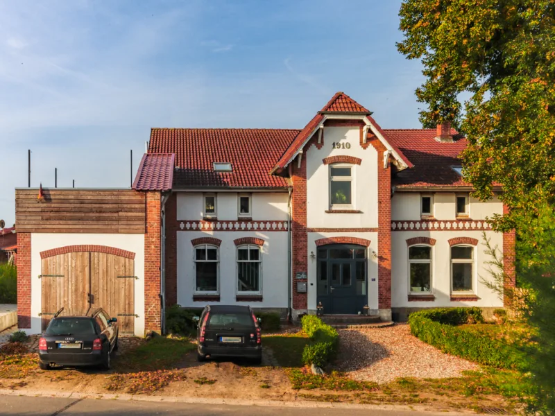 Ansicht Vorderseite mit Haupteingang - Haus kaufen in Sehestedt - Bürgervilla mit Baugrundstück und Kanalblick
