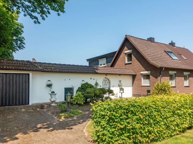 Vordere Hausansicht mit Garage - Haus kaufen in Elmshorn - DHH mit viel Platz zum Verwirklichen!