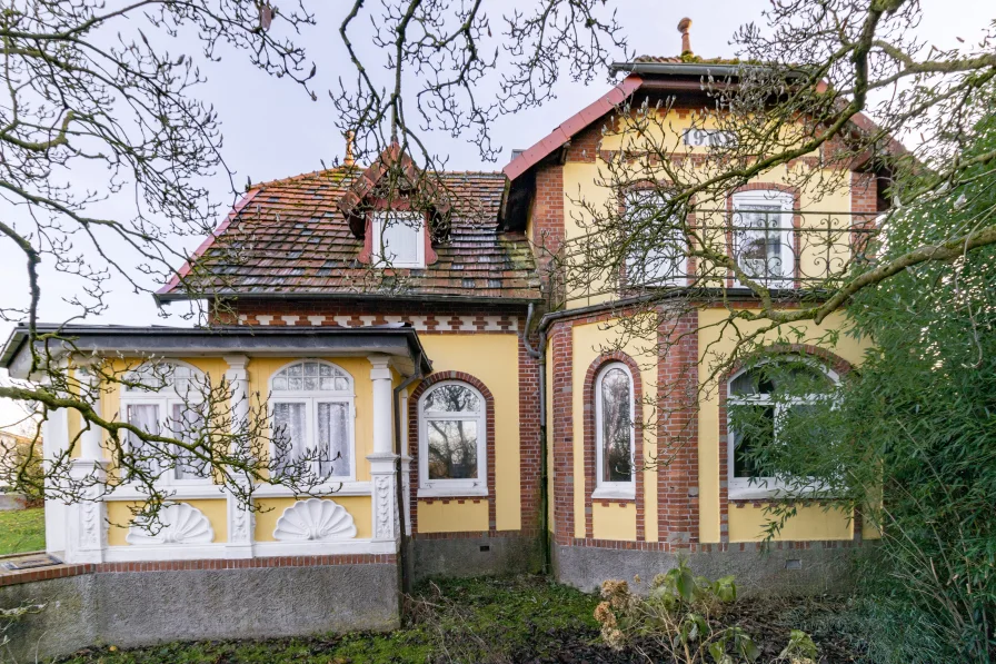 Vorderansicht - Haus kaufen in Holzdorf - Jugendstilvilla im Grünen