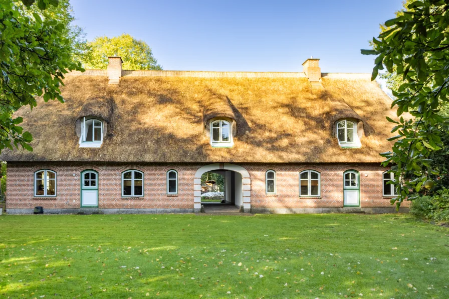  - Haus kaufen in Haby - Traumhaftes reetgedecktes Doppelhaus:              Idylle und Komfort unter einem Dach