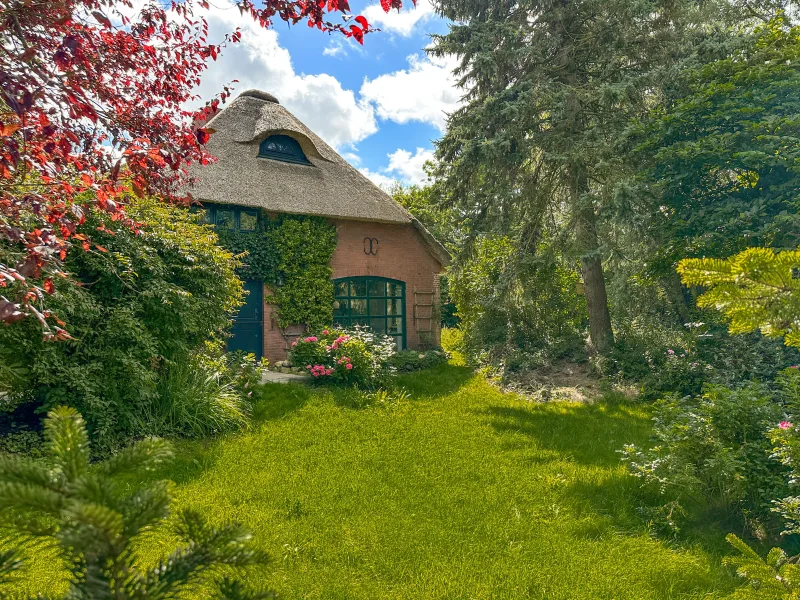  - Haus kaufen in Oldenswort - Idyllische Reetdachhaushälfte im Grünen