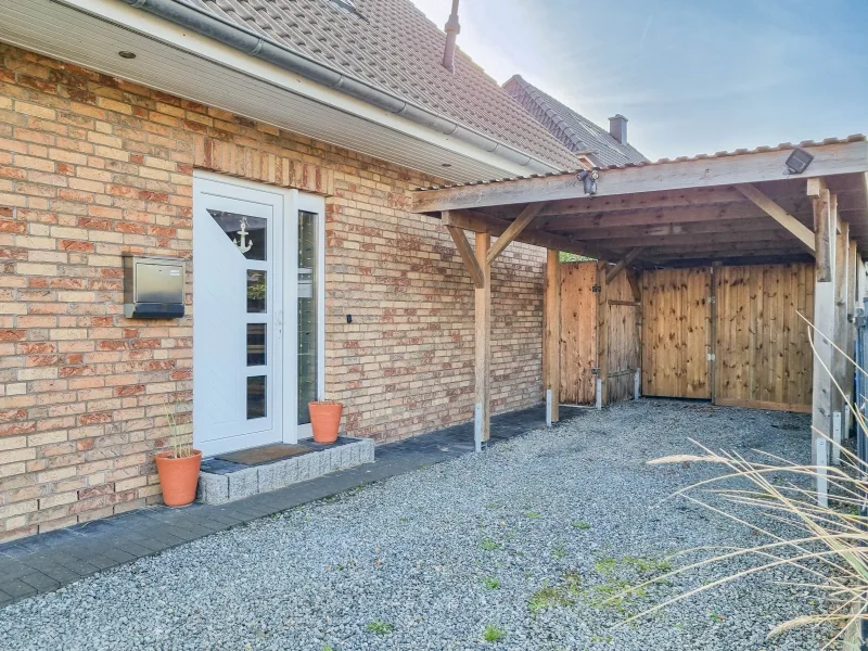 Carport und Eingang