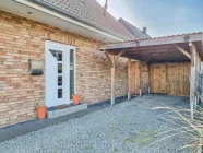 Carport und Eingang