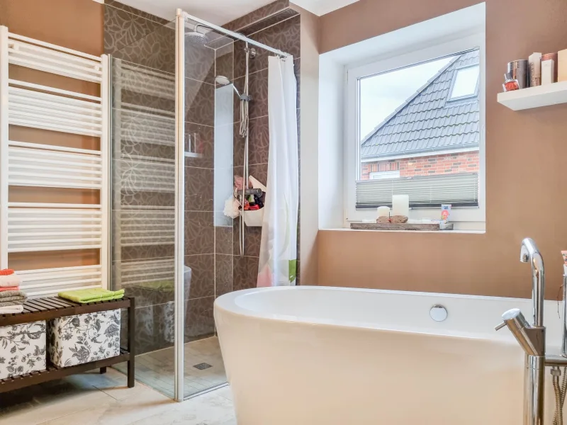 Badezimmer mit Dusche & Badewanne