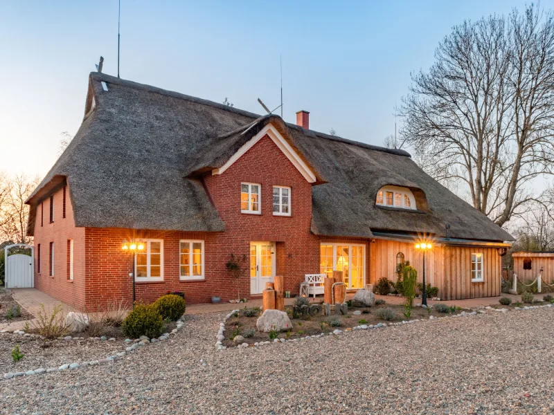  - Haus kaufen in Brunsbüttel - Ihr Leben auf dem Land - Saniertes Reet-Landhaus mit 3 Wohneinheiten