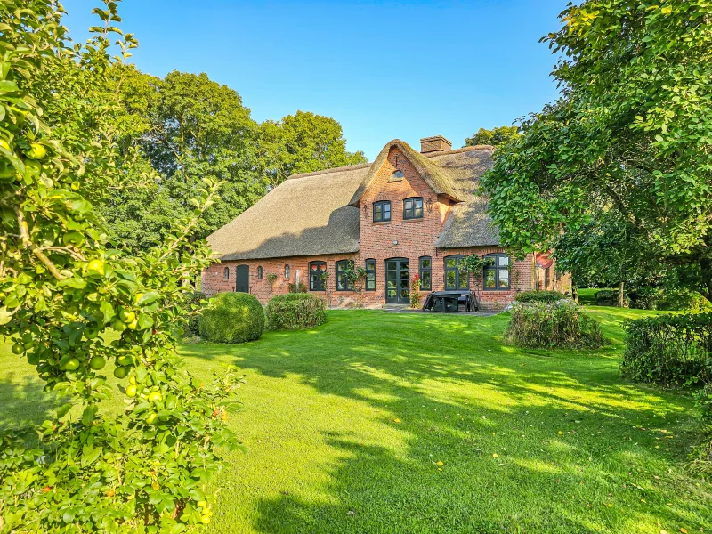  - Haus kaufen in Oldenswort - - Warft in Sicht -                                                                                                       Historisches Reetdachanwesen an der Nordsee