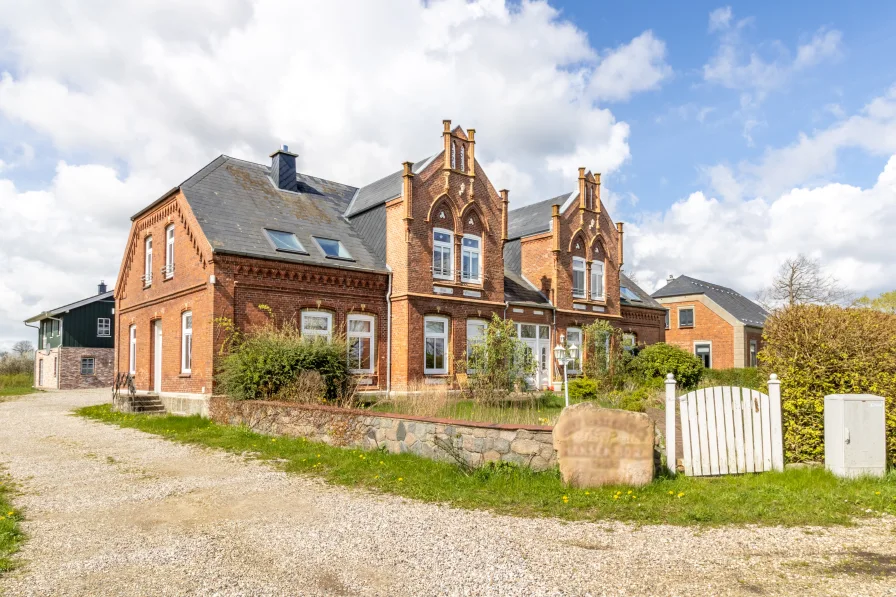 Hausansicht - Haus kaufen in Langballig - Charmantes, kernsaniertes Gutshaus in Strandnähe mit drei Wohnungen