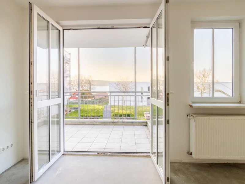 Zugang zum überdachten Balkon - Wohnung kaufen in Ratzeburg - Etagenwohnung mit Seeblick