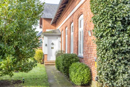  - Haus kaufen in Munkbrarup - Nahe der Flensburger Förde: Kernsaniertes Landhaus mit 2 Wohneinheiten und Nebengebäude