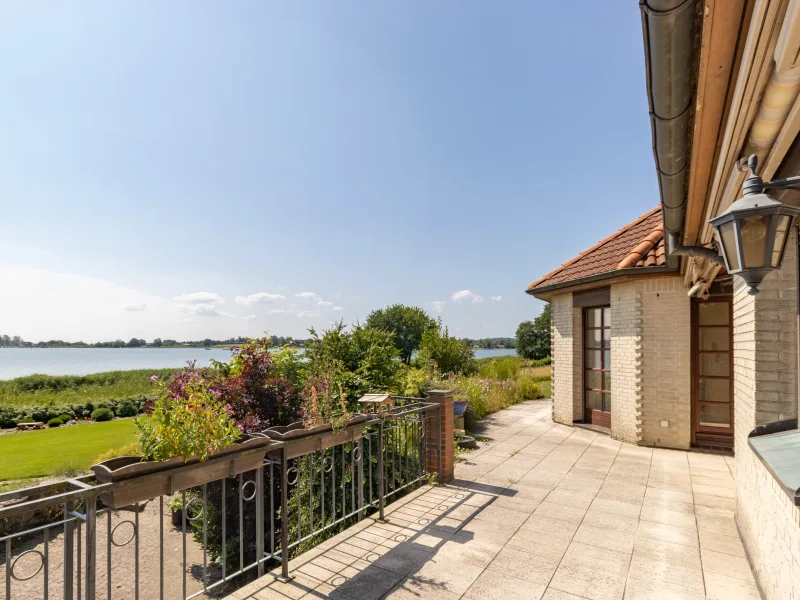  - Haus kaufen in Kappeln - Villa auf Traumgrundstück in erster Reihe           zur Schlei mit Blick auf Arnis