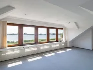 Zimmer mit Panoramafensterfront DG