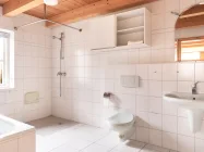 Bad en Suite mit Wanne und bodengleicher Dusche