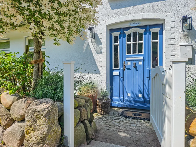 Das Haus mit der Blauen Tür - Haus kaufen in Tönning - Frühlingserwachen am Eiderdeich -                                                                                                 Friesischer Charme trifft Cottage-Style