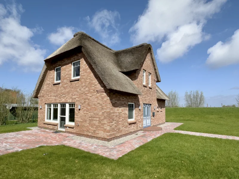  - Haus kaufen in Tetenbüll, Ortsteil Wasserkoog - Von Schafen & Deichen                                                                                                                 Ein Reetdachhaus im Wasserkoog