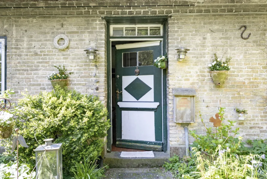  - Haus kaufen in Güby - Historische Doppelhaushälfte unter Reet auf einem romantischen Grundstück mit eigenem Bachlauf