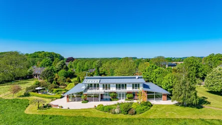  - Haus kaufen in Brodersby-Goltoft - Schlei exklusiv: Elegante, barrierefreie Villa mit Panoramablick, ELW, Indoor-Pool, separatem EFH und privater Badebucht